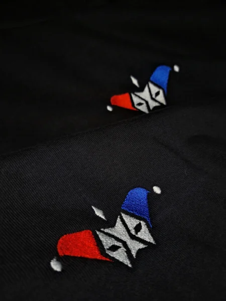 Custom - mały znaczek na bluzie